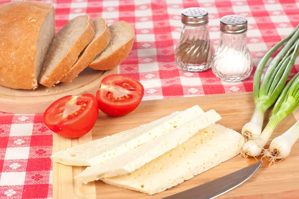 closeup yönetim kurulu, peynir ve taze sebze doğrama 