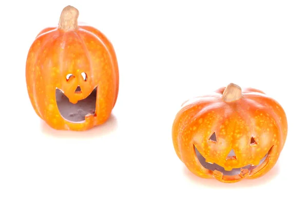 Beyaz arka plan üzerinde iki halloween kabaklar