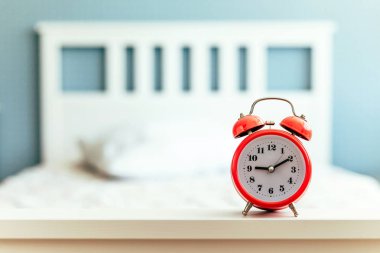 Kırmızı alarm saat, beyaz yatak, mavi duvar, dokuz saat, kırmızı alarm saat, beyaz yatak, mavi duvar, dokuz saat, sabah