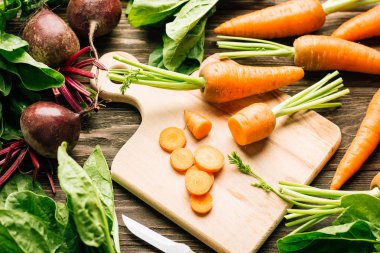 havuç, pancar, ıspanak ahşap arka plan, kesme tahtası ve bıçak, taze sebze