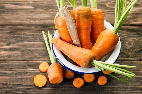 Морковь Белой Эмали Пластины Деревянный Фон Свежие Овощи — стоковое фото