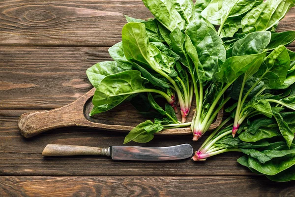 Spinach Bunch Cutting Board Knife Wooden Background Detox Fresh Vegetables — Stock Photo, Image