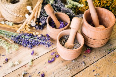 Vintage kırsal tarzı, ahşap harç otlar, kaynatma, toplama, vahşi, tedavi, tahta arka plan