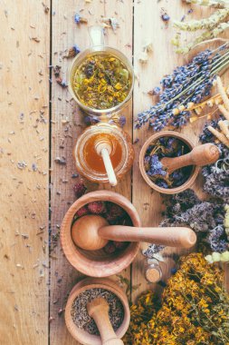 Vintage kırsal tarzı, ahşap harç otlar, kaynatma, toplama, vahşi, tedavi, tahta arka plan