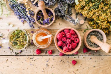 Şifalı bitkiler yabani otlar tedavi ahşap arka plan Vintage kırsal tarzı, ahududu, bal toplama