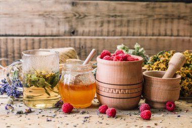 Şifalı bitkiler yabani otlar tedavi ahşap arka plan Vintage kırsal tarzı, ahududu, bal toplama