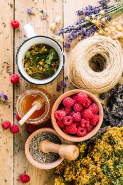 Şifalı bitkiler yabani otlar tedavi ahşap arka plan Vintage kırsal tarzı, ahududu, bal toplama