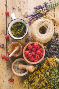 Kupa bitkisel kaynatma, şifalı bitkiler yabani otlar tedavi ahşap arka plan Vintage kırsal tarzı, ahududu, tatlım topluluğu ile