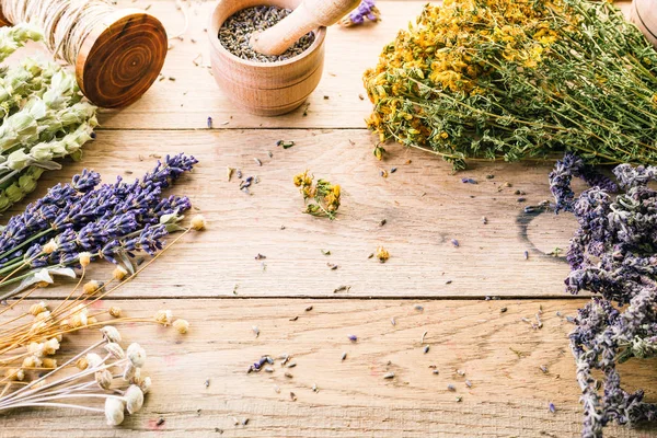 Herb Torr Murbruk Träbord Arbetsstycket Lavendel Och Doft — Stockfoto