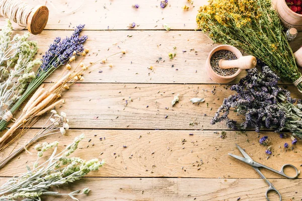 Kräutertrocken Lavendel Und Mörser Werkstück Duft Holztisch — Stockfoto