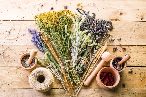 Erva Seca Lavanda Argamassa Peça Trabalho Fragrância Mesa Madeira — Fotografia de Stock