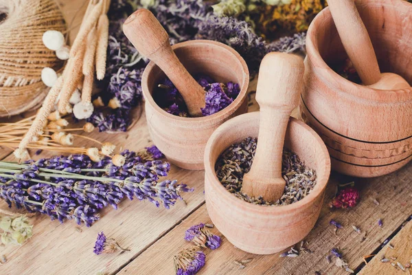 Vintage kırsal tarzı, ahşap harç otlar, kaynatma, toplama, vahşi, tedavi, tahta arka plan