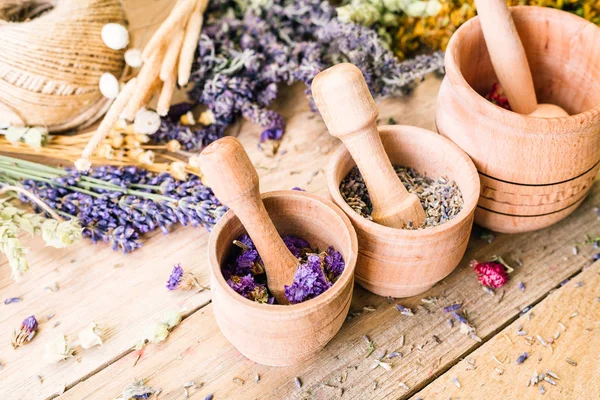 Vintage kırsal tarzı, ahşap harç otlar, kaynatma, toplama, vahşi, tedavi, tahta arka plan