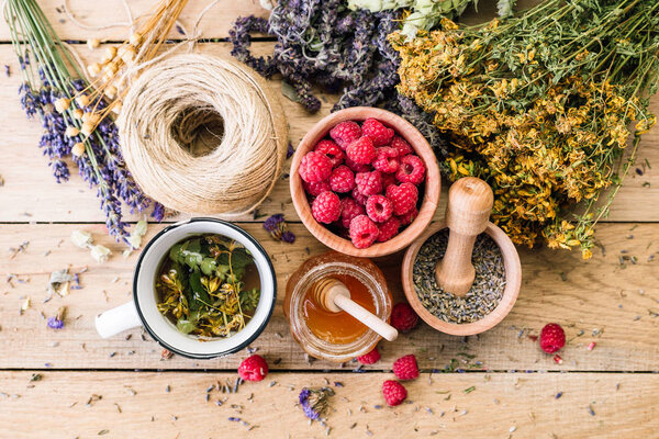 Коллекция лекарственных трав Дикие травы Лечение Деревянный фон Винтажный сельский стиль, малина, мед
