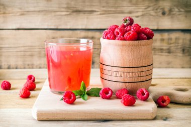 ahududu, Kissel Rus geleneksel içki, ulusal mutfağı, taze meyveler, kırsal tarzı, ahşap arka plan