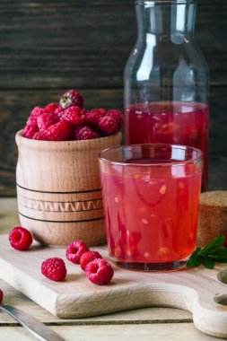 ahududu, Kissel Rus geleneksel içki, ulusal mutfağı, taze meyveler, kırsal tarzı, ahşap arka plan