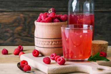 ahududu, Kissel Rus geleneksel içki, ulusal mutfağı, taze meyveler, kırsal tarzı, ahşap arka plan