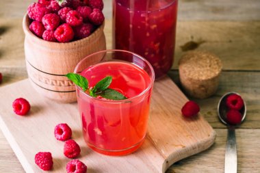 ahududu, Kissel Rus geleneksel içki, ulusal mutfağı, taze meyveler, kırsal tarzı, ahşap arka plan