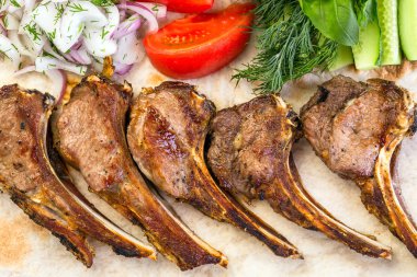 et kemik, ızgara, Barbekü, pide ve taze sebze, yakın çekim