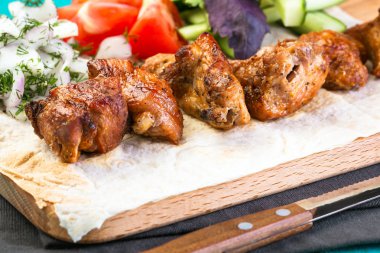 Rus şiş kebap, yakın çekim, pide ve sebze