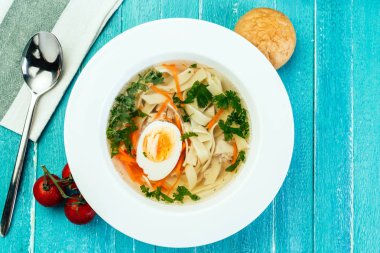 tavuk çorbası, erişte, ana yemek, mavi ahşap arka plan, yumurta