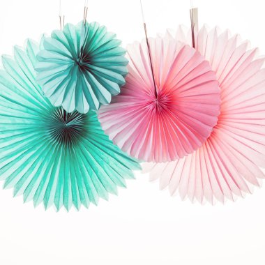 El yapımı kağıt çiçek beyaz arka plan Origami dekor