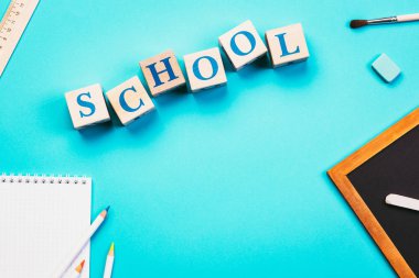 Kavram geri için okul renk kalem defter kırtasiye mavi zemin üzerine. Tasarım kopyalama alanı malzemeleri üstten görünüm düz Lay