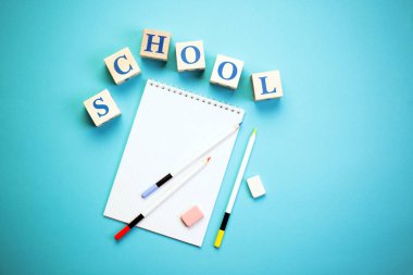 Kavram geri için okul renk kalem defter kırtasiye mavi zemin üzerine. Tasarım kopyalama alanı malzemeleri üstten görünüm düz Lay