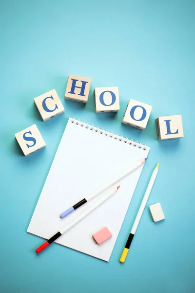 Concepto Volver Escuela Lápiz Color Cuaderno Papelería Sobre Fondo Azul — Foto de Stock
