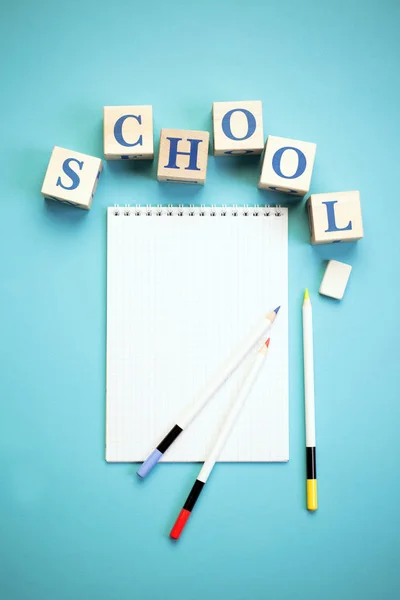 Konceptet Tillbaka Till Skolan Färg Penna Notebook Brevpapper Blå Bakgrund — Stockfoto