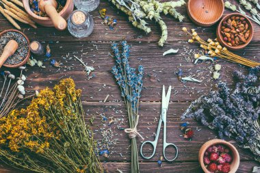 Yabani otlar şifalı alternatif tedavi ahşap arka plan Vintage kırsal ülke stil farklı toplanması