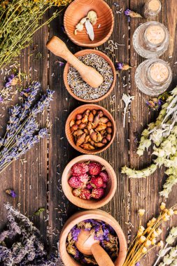 Yabani otlar şifalı alternatif tedavi ahşap arka plan Vintage kırsal ülke stil farklı toplanması