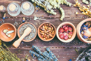 Yabani otlar şifalı alternatif tedavi ahşap arka plan Vintage kırsal ülke stil farklı toplanması