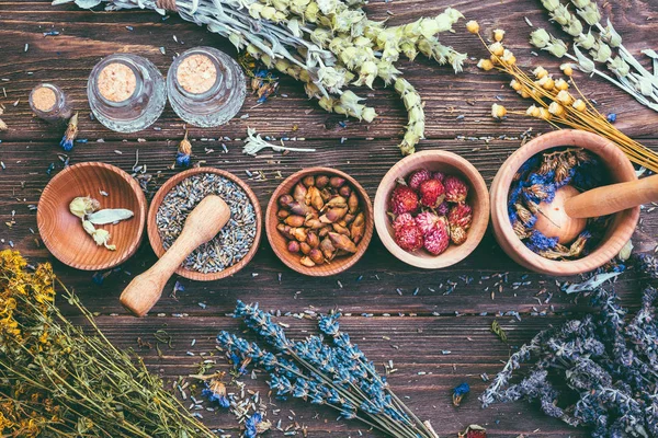 Erbe Selvatiche Diverso Raduno Trattamento Medicinale Alternativo Sfondo Legno Vintage — Foto Stock