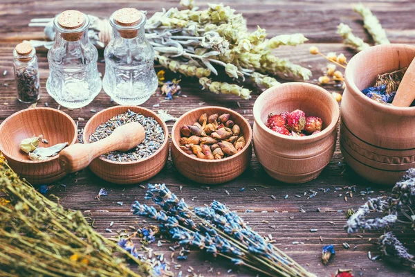 Ervas Selvagens Reunião Diferente Tratamento Alternativo Medicinal Fundo Madeira Vintage — Fotografia de Stock