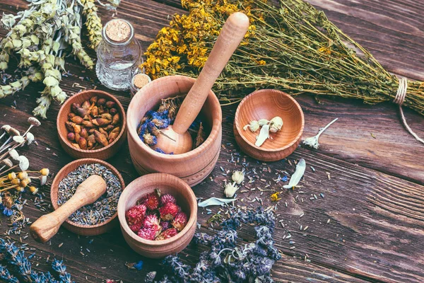 Yabani otlar şifalı alternatif tedavi ahşap arka plan Vintage kırsal ülke stil farklı toplanması