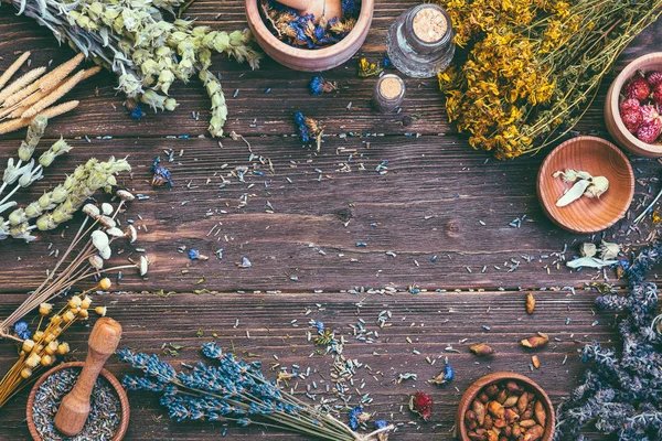 Yabani otlar şifalı alternatif tedavi ahşap arka plan Vintage kırsal ülke stil farklı toplanması