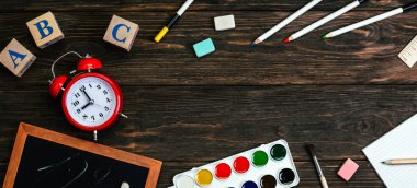 okula geri, kırmızı çalar saat, dokuz saat, afiş, ahşap arka plan, ileti örneği, küpleri, alfabe