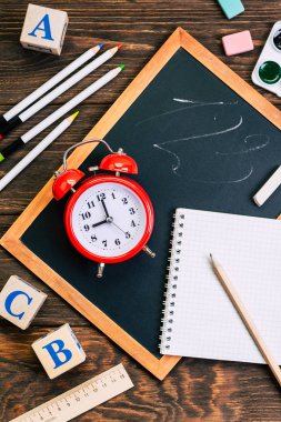 okula geri, kırmızı çalar saat, dokuz saat, Kayrak, ileti örneği, tahta küpleri, alfabe