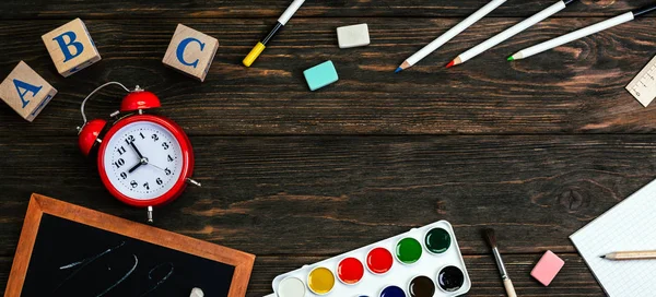 okula geri, kırmızı çalar saat, dokuz saat, afiş, ahşap arka plan, ileti örneği, küpleri, alfabe