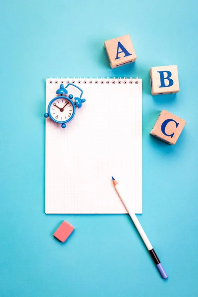 Papelería Azul Escuela Espalda Aprender Nueve Mañana Alarma Escritorio Concepto — Foto de Stock