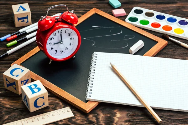 School Terug Rood Alarm Clock Negen Uur Leisteen Briefpapier Houten — Stockfoto