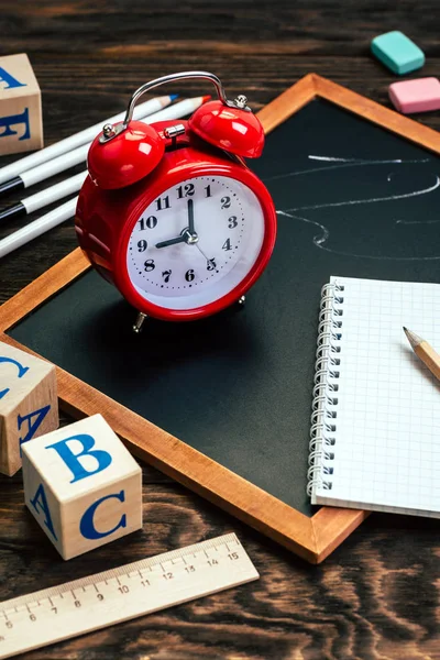 School Terug Rood Alarm Clock Negen Uur Leisteen Briefpapier Houten — Stockfoto