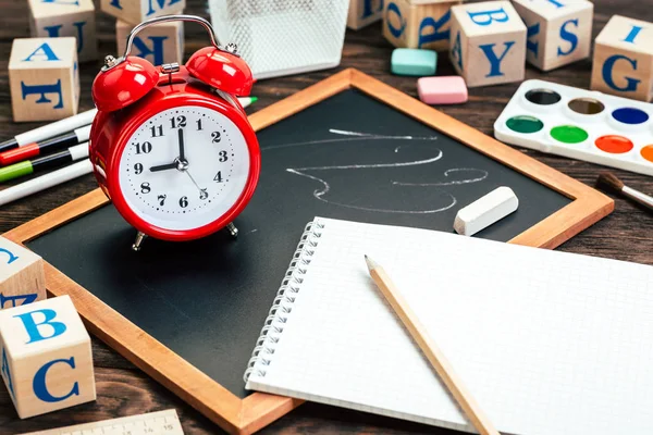 School Terug Rood Alarm Clock Negen Uur Leisteen Briefpapier Houten — Stockfoto