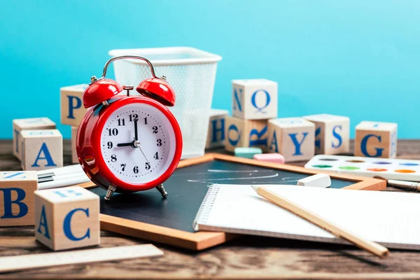 Dorso Della Scuola Sveglia Rossa Nove Orologio Stendardo Sfondo Blu — Foto Stock