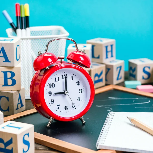 Schulrücken Roter Wecker Neun Uhr Banner Blauer Hintergrund Schreibwaren Holzwürfel — Stockfoto