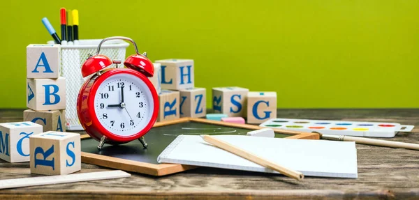 School Terug Rood Alarm Klok Negen Klok Banner Groene Achtergrond — Stockfoto