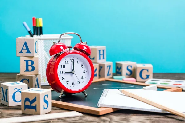 Escola Volta Despertador Vermelho Nove Relógio Banner Fundo Azul Artigos — Fotografia de Stock