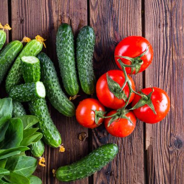 salatalık ve domates, ahşap arka plan, taze sebze