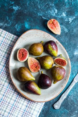 bir tabak, bıçak, kesim, mavi arka plan, mevsim meyveleri incir